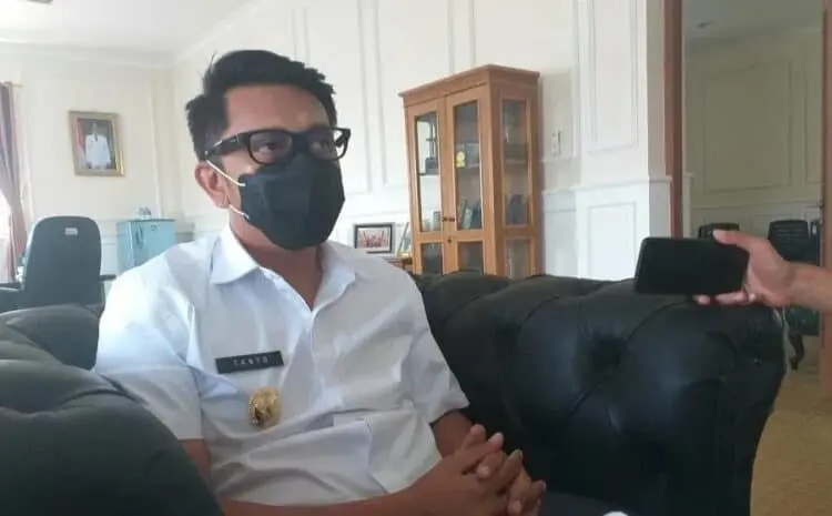 WAWANCARA: Wabup Pandeglang, Tanto Warsono Arban saat diwawancarai wartawan di ruang kerjanya. (NIPAL/SATELIT NEWS)
