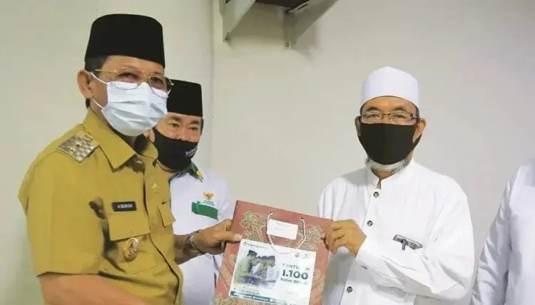 SERAHKAN SANTUNAN: Wakil Walikota Tangerang Sachrudin menyerahkan santunan bagi yatim dan duafa, Selasa (8/9). (ISTIMEWA)
