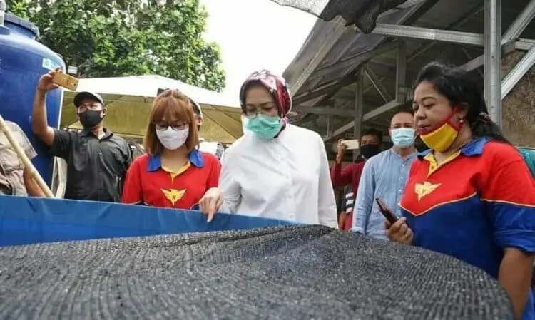 BANK SAMPAH: Walikota Tangsel Airin Rachmi Diany saat menghadiri pelantikan pengurus Bank Sampah Pusani sekaligus perayaan ulang tahunnya yang ketiga di Regensi Melati Mas, Serpong Utara, Jumat (11/9). (ISTIMEWA)