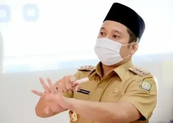 ARAHAN: Walikota Tangerang Arief Wismansyah saat memberikan arahan dalam doa bersama yang digelar secara daring bersama seluruh jajaran Pemkot, Selasa (8/9). (ISTIMEWA)