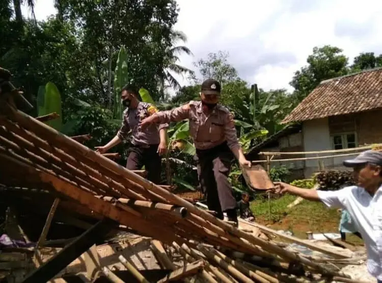 Diterjang Angin Kencang, Rumah Semi Permanen Ambruk