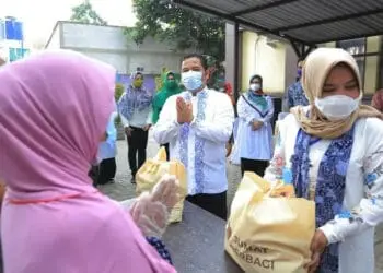 Komunitas Jumat Berbagi TNI/Polri Bagikan 300 Paket Bantuan