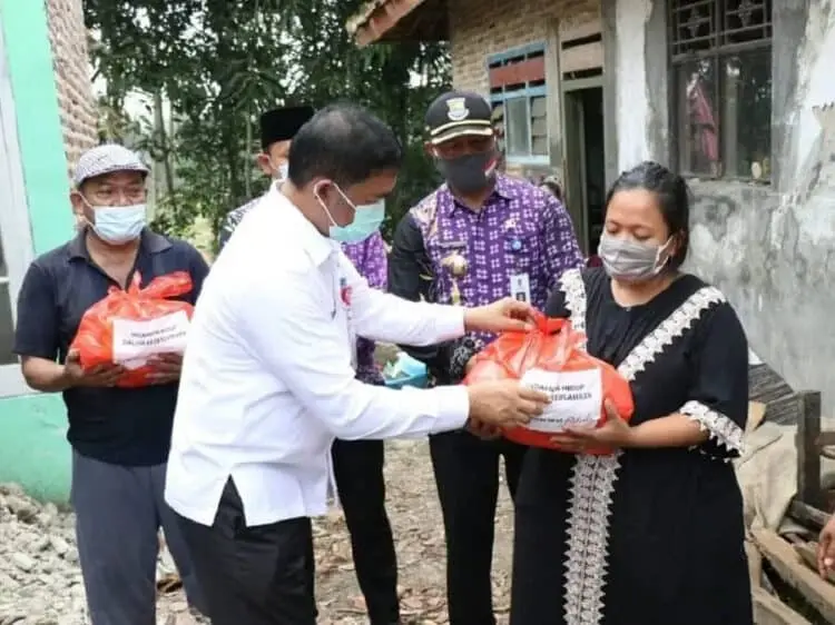 Dapat Bantuan, Korban Angin Puting Beliung di Solear Sumringah