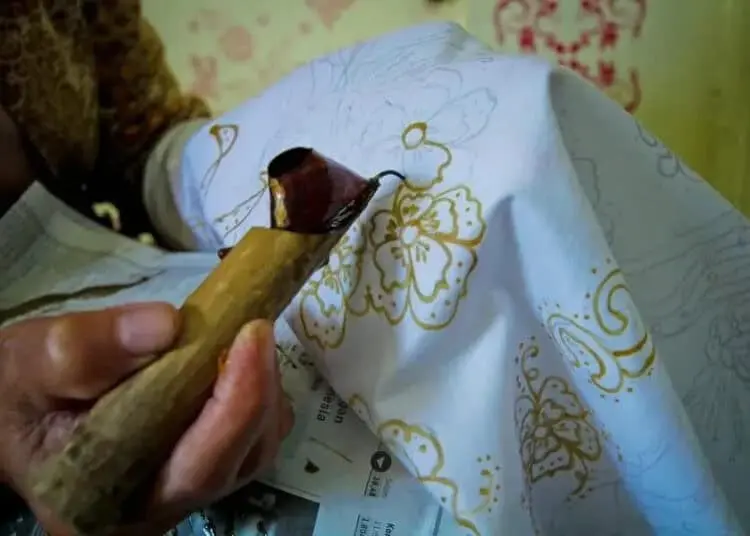 Membatik Sambut Hari Batik Nasional
