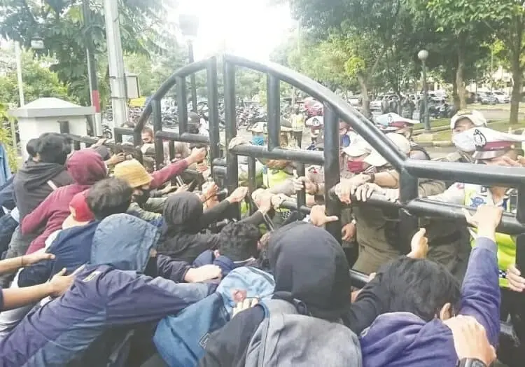 Dorong Pagar Warnai Aksi Mahasiswa Tolak Omnibus Law