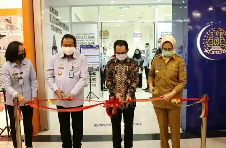 Keren, Warga Tangsel Kini Bisa Bikin Paspor di Mal
