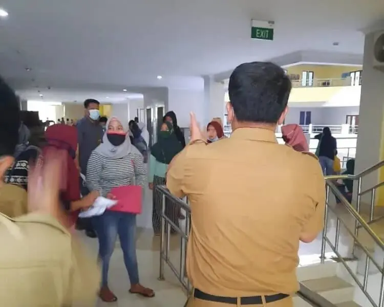 Berkerumun, Sekda Rudi Maesyal Bubarkan Pendaftar BPUM
