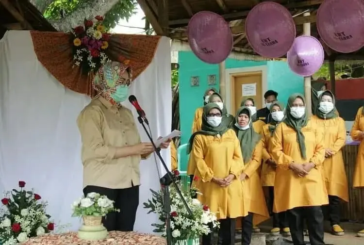 Ketika Walikota Airin Panen Bunga Anggrek