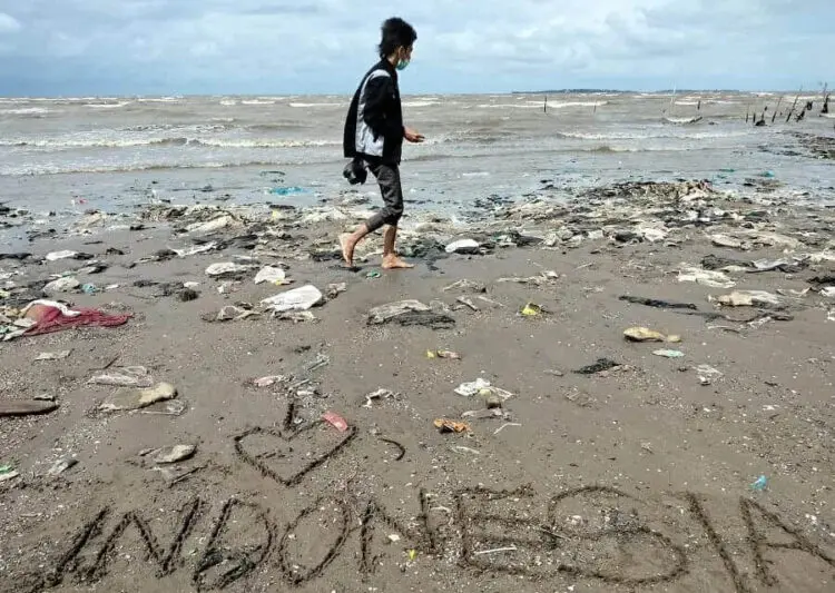 Sampah Terbawa Aliran Sungai Cisadane