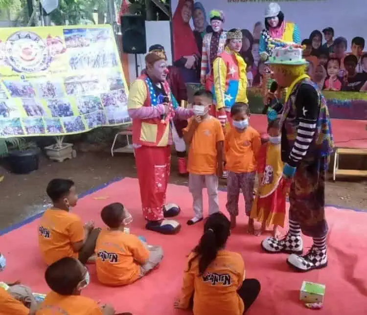 Komunitas Badut Hibur Anak Penderita Kanker