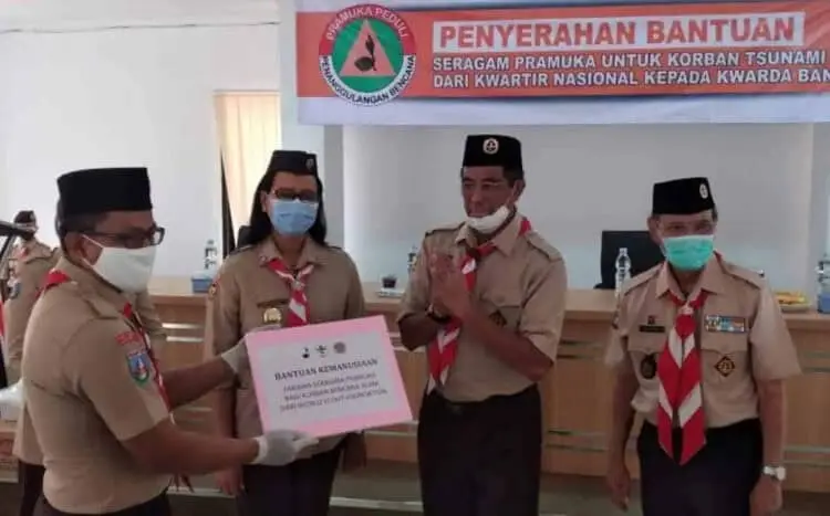 Kwarnas Pramuka Salurkan Bantuan Untuk Korban Tsunami dan Covid-19 di Banten