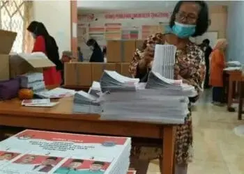 Surat Suara Pilkada Tangsel Mulai Dilipat