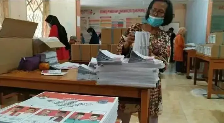 Surat Suara Pilkada Tangsel Mulai Dilipat