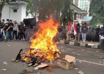 Unjuk Rasa Warga Cipete-Kunciran Ricuh