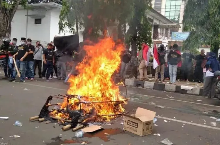 Unjuk Rasa Warga Cipete-Kunciran Ricuh