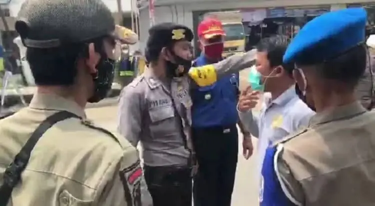Anggota DPRD dan Petugas Razia Masker Adu Mulut