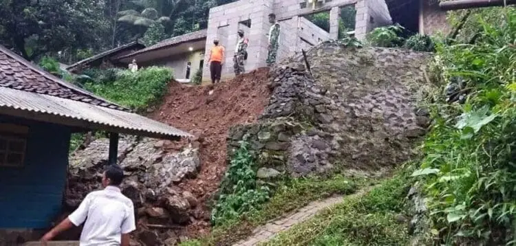 Banjir dan Longsor Rusak Rumah Warga