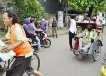 Pelanggar PSBB Ditangkap dan Diberi Hukuman jadi Tukang Becak