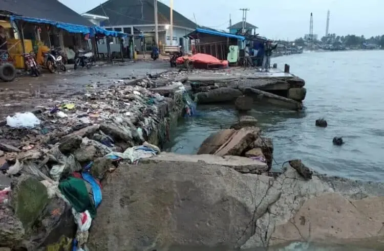 Dermaga Teluk Labuan Ambruk Dihantam Ombak