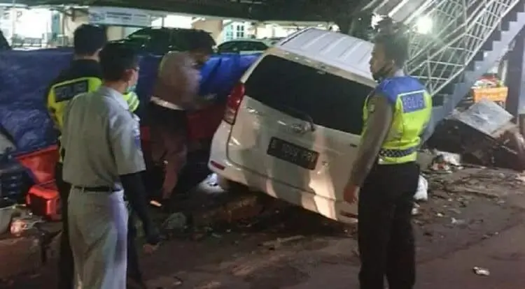Kecelakaan Maut, Sopir Mobil Tewas
