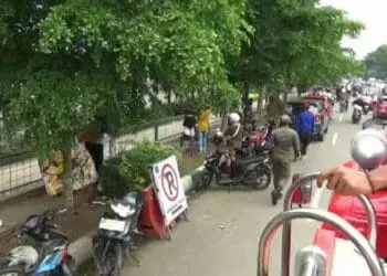 Tak Menerapkan Jaga Jarak, Kerumunan Massa Dibubarkan