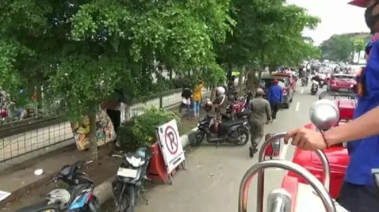 Tak Menerapkan Jaga Jarak, Kerumunan Massa Dibubarkan