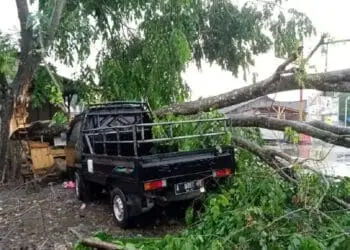 Cuaca Esktrim, Satu Mobil Rusak dan Akses Jalan Tertutup