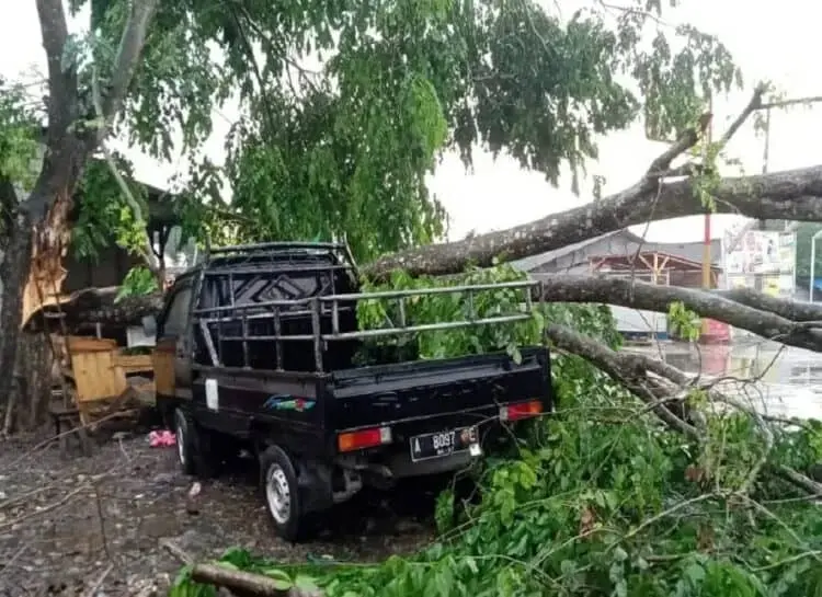 Cuaca Esktrim, Satu Mobil Rusak dan Akses Jalan Tertutup