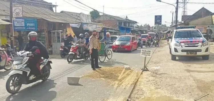 Pesepeda Ontel Tewas Terlindas Truk