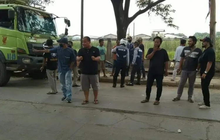 Warga Neglasari Usir Truk Tanah