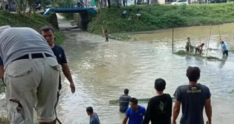 Hadapi Musim Penghujan dengan Bersihkan Lingkungan