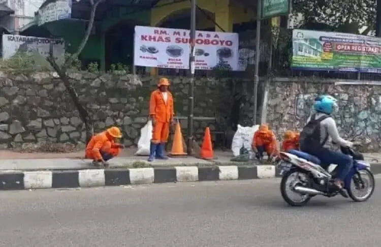 DLH Tangsel babat Sampah di Median Jalan
