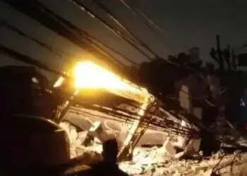 Bangunan Dua Lantai Ambruk Timpa Kabel Listrik