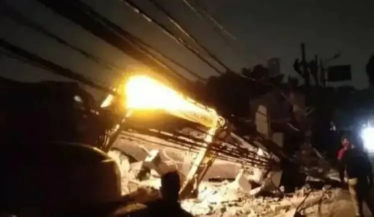 Bangunan Dua Lantai Ambruk Timpa Kabel Listrik