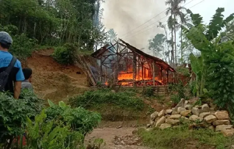 Rumah Janda Renta Ludes Terbakar