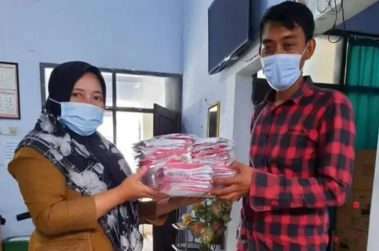 Wartawan Diberi Masker Untuk Cegah Penyebaran Covid-19