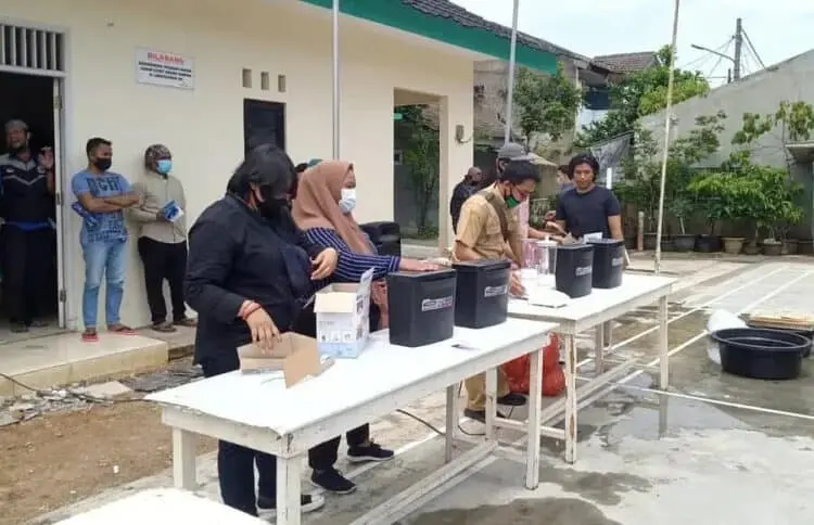 Anggota Karang Taruna Belajar Daur Ulang Kertas