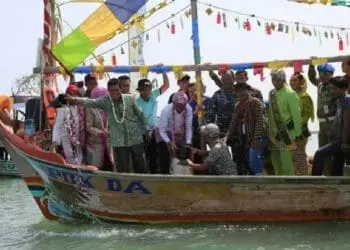Jaga Kesakralan Masjid Agung, Ruwat Laut Diganti Tabur Benih