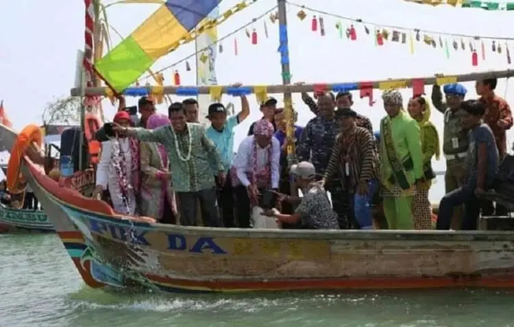 Jaga Kesakralan Masjid Agung, Ruwat Laut Diganti Tabur Benih