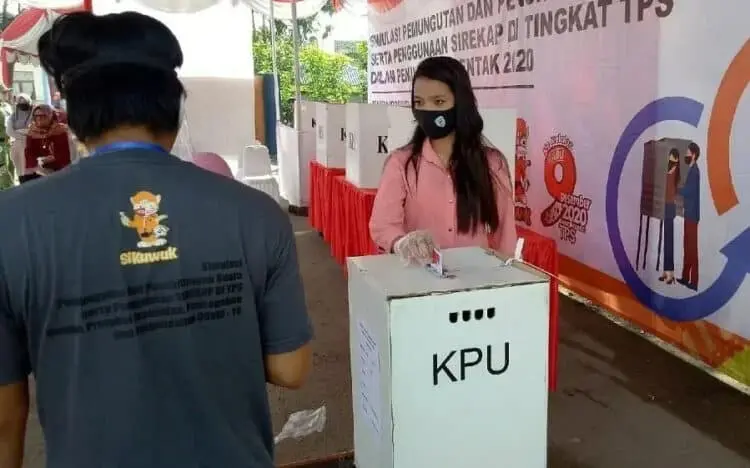 Tak Cukup Bermasker, Pemilih Juga Pakai Sarung Tangan