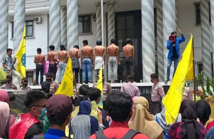 Mahasiswa Demo Kantor Setda dan DPRD