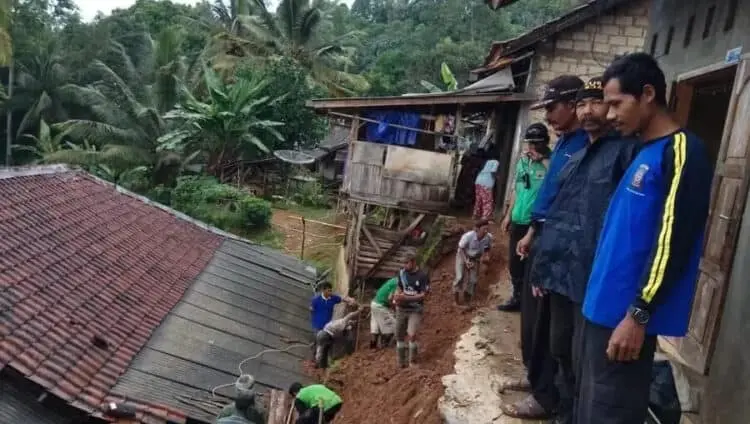 Diterjang Longsor, 11 Rumah dan Jembatan Rusak
