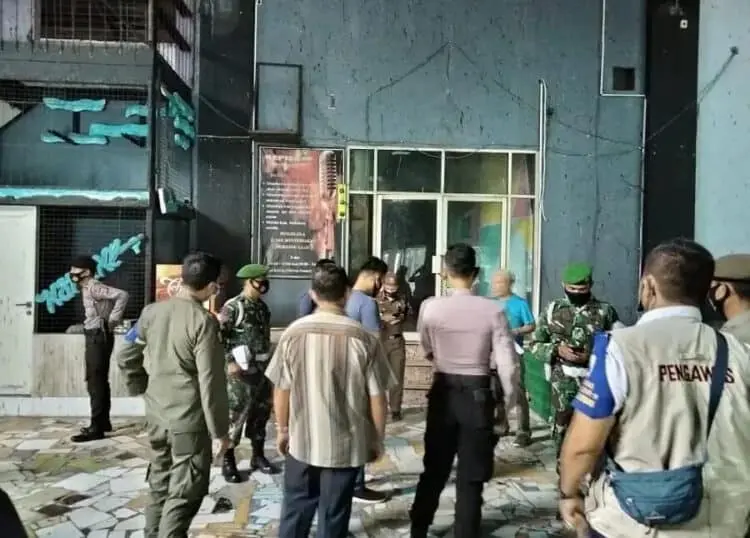 Nekat Beroperasi, Tempat Karaoke Ditutup