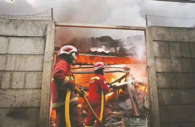 Pabrik Gorden Ludes Terbakar