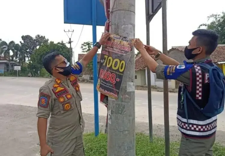 Puluhan Spanduk Tak Berizin Dicopot