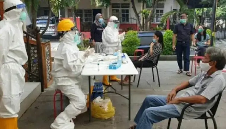 Warga Bintaro Dites Swab Covid-19