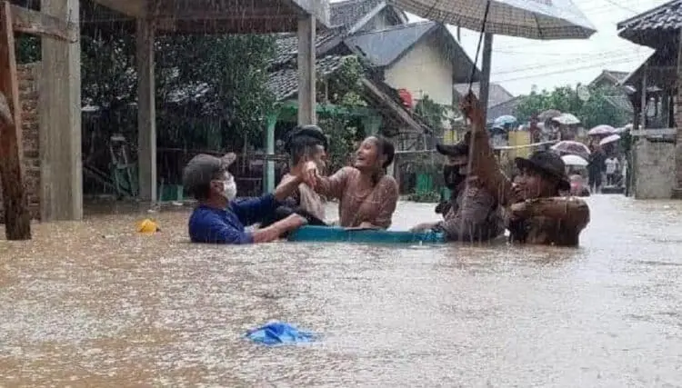 Puluhan Titik Jalan Amblas dan Tiga Jembatan Rusak