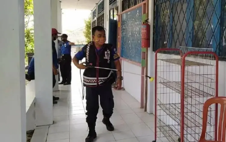 Sekolah Disemprot Cairan Disinfektan Oleh Petugas Satgas Covid-19