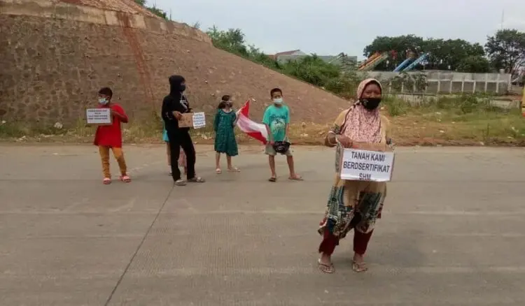 Warga Terdampak JORR II Minta Sumbangan di Jalan