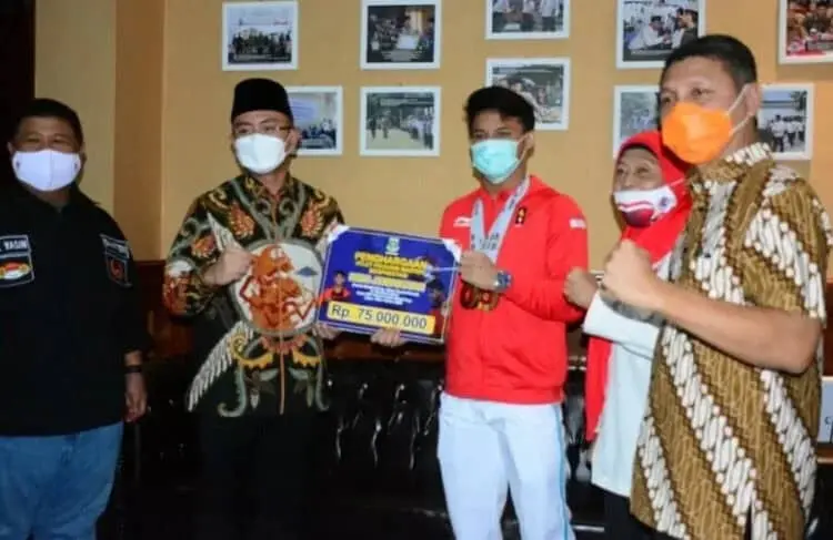 Andika Hazrumy Beri Bonus Kepada Rizki